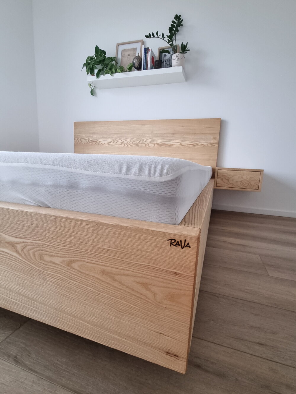 manželská posteľ z masívu