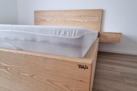 postele a nábytok z masívu na mieru
